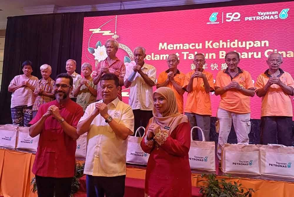 Chon Siang (tengah) merakamkan gambar bersama penerima pada Program Memacu Kehidupan: Tahun Baharu Cina 2025 anjuran Yayasan PETRONAS di sebuah hotel di sini pada Jumaat. FOTO SINAR HARIAN.