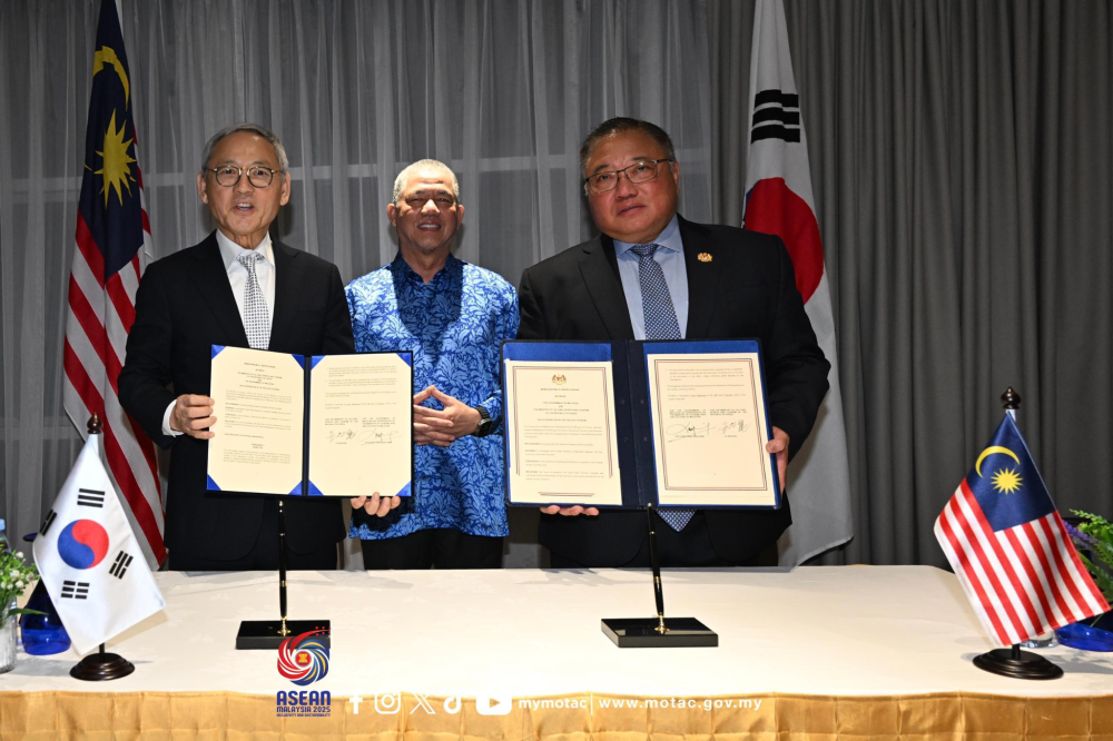 King Sing dan Yu Inchon ketika majlis MOU disaksikan Timbalan Perdana Menteri, Datuk Seri Fadillah Yusof.