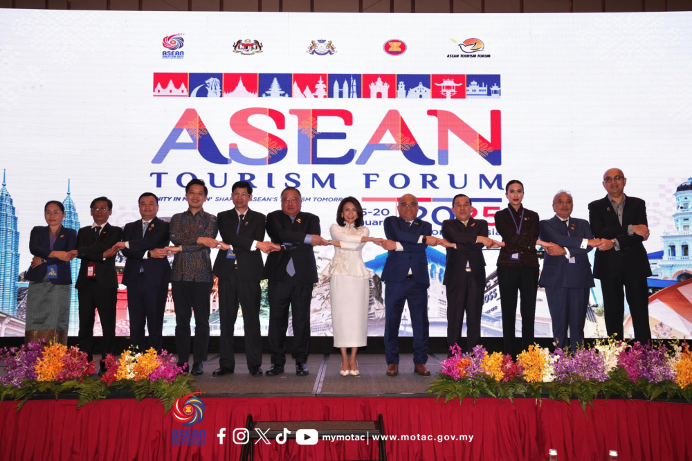 Menteri Pelancongan, Seni dan Budaya Malaysia, Datuk Sri Tiong King Sing, (enam dari kiri) bersama delegasi pelancongan ASEAN sempena ATF 2025 yang diadakan di sini.