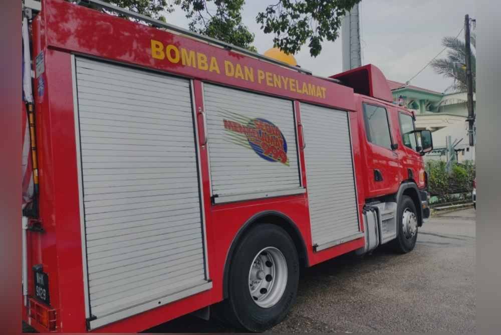 Empat lelaki melecur dan tiga wanita mengalami sesak nafas akibat terdedah kepada gas ammonia selepas berlaku kebocoran injap saluran gas di sebuah kilang di kawasan perindustrian Pulau Indah, Klang dekat sini hari ini.