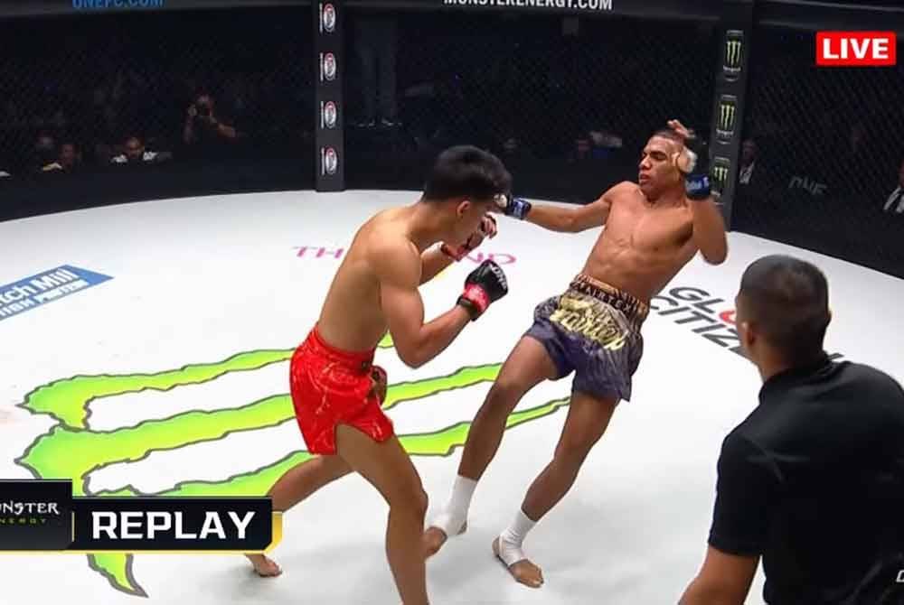 Jojo melepaskan tumbukan padu ke arah Estupinan.