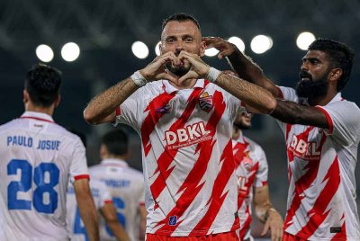 Pemain Kuala Lumpur City FC Adrijan Rudovic meraikan kejayaannya bersama rakan sepasukan selepas berjaya menjaringkan gol dalam aksi Kumpulan B Kejuaraan Kelab ASEAN (ACC) menentang Kuala Lumpur City FC di Stadium Bola Sepak Kuala Lumpur malam ini. Foto Bernama
