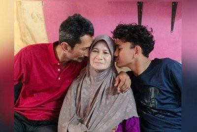 Halimah Shaari, 67, menerima kucupan rindu daripada cucu, Mohd Aiman dan anaknya, Asrulhisham yang baru tiba setelah hanyut ketika merawai ikan, 9 Januari lalu.