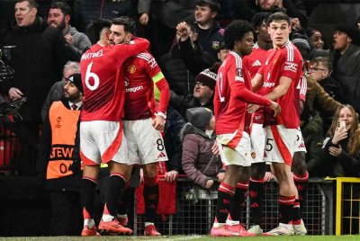 Pemain United meraikan jaringan Fernandes ketika bertemu Rangers. Foto AFP