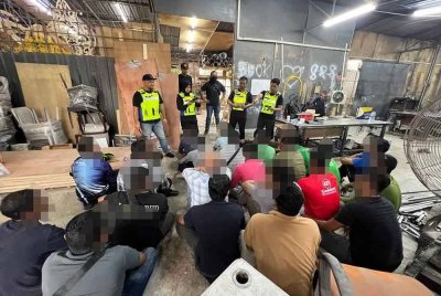 Pihak polis melakukan pemeriksaan di sebuah kilang barangan pembuatan perabot dan premis kitar semula di Petaling Jaya, Selangor pada Khamis. - Foto PDRM
