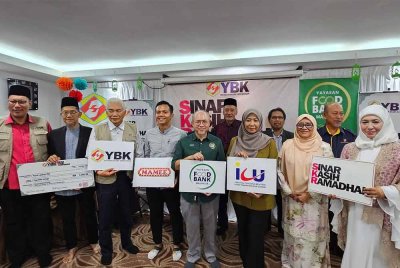 Zainal Abidin (tiga dari kiri) bergambar bersama penyumbang dan rakan strategik bagi program SKR pada Majlis Pelancaran SKR 2025 di pejabat YBK Kelana Jaya, Petaling Jaya pada Jumaat.