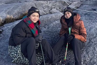 Pendakian itu turut disertai adik Bella, Didi Astillah.