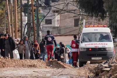 Penduduk membawa barang-barang mereka menggunakan jalan yang sebelum ini dimusnahkan oleh tentera Israel ketika mereka melarikan diri dari kem pelarian Jenin di Tebing Barat yang diduduki dengan bantuan Bulan Sabit Merah Palestin pada 23 Januari tahun lalu. - Foto: AFP