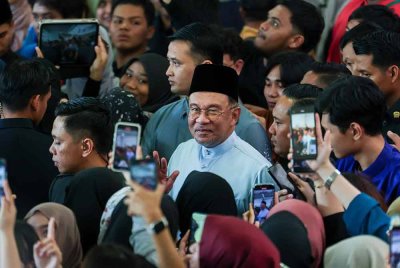Anwar beramah mesra ketika hadir menjamu selera bersama penuntut dan kakitangan UiTM kampus Dengkil di Anjung Dengkil hari ini. - Foto: Bernama
