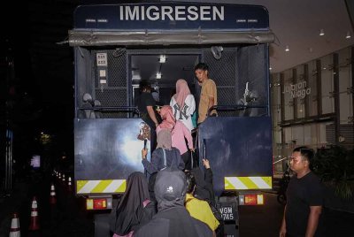 JIM Kuala Lumpur menahan 38 warga asing dalam operasi di sebuah penempatan di Kampung Baru awal pagi Jumaat.