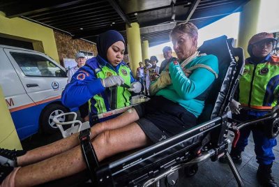 Karen Rowlands mengalami kecederaan selepas kapal layar yang dinaiki pasukannya terbalik dalam kejadian kira-kira jam 11 pagi tadi. - Foto: Bernama