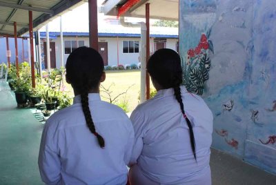 Lily (kanan) dan Mawar (kiri) terpaksa meringkuk di penjara selepas didapati bersalah dalam kes pecah amanah wang syarikat.