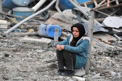 Seorang kanak-kanak Palestin menangis ketika dia duduk di tengah -tengah runtuhan bangunan di kejiranan yang hancur di bandaraya Rafah di selatan Gaza. Foto AFP