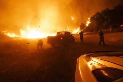 'Angin syaitan', Santa Ana terus mengancam usaha mengawal kebakaran sejak minggu lalu. - Foto Agensi