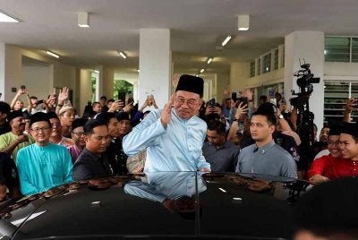 Anwar melambai mesra kepada kakitangan dan penuntut UiTM Kampus Dengkil selepas menunaikan solat Jumaat di Pusat Islam UiTM Kampus Dengkil hari ini. - Foto: Bernama