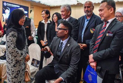 Tengku Maimun (kiri) beramah mesra dengan anggota peguam ketika Persidangan Peguam Negeri Sembilan hari ini - Foto: Bernama