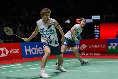 Pang Ron (kiri) dan Su Yin tewas kepada gandingan tuan rumah dalam aksi suku akhir Indonesia Masters di Jakarta pada Jumaat. Foto Agensi