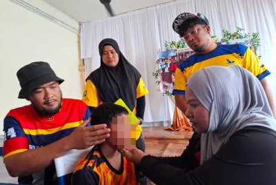 Syahmina bersama suami, Mohd I'zzat Emir menunjukkan kesan luka yang dialami anaknya semasa sidang akhbar pada Jumaat.