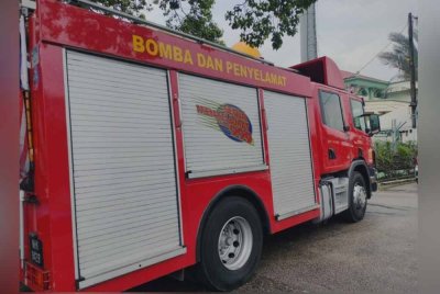 Empat lelaki melecur dan tiga wanita mengalami sesak nafas akibat terdedah kepada gas ammonia selepas berlaku kebocoran injap saluran gas di sebuah kilang di kawasan perindustrian Pulau Indah, Klang dekat sini hari ini.