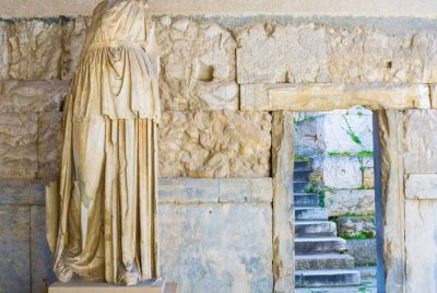 Patung marmar berusia 2,000 tahun dari zaman Helenistik yang ditemukan berbalut dalam beg sampah dan dibuang berhampiran tong sampah di Thessaloniki - Foto: Agensi