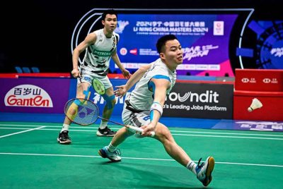 Aaron (kanan) dan Wooi Yik menewaskan pasangan Korea Selatan untuk mara ke separuh akhir Indonesia Masters. - Foto Agensi.