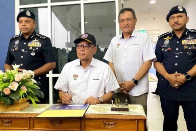 Saifuddin Nasution (duduk) semasa hadir merasmikan Majlis Penyerahan Projek Membina Bangunan Baharu Ibu Pejabat Polis Daerah (IPD) Jeli pada Jumaat - FOTO: SINAR HARIAN