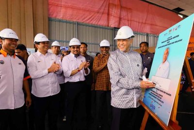Ahmad Zahid menandatangani plak ketika hadir merasmikan Pusat Hidrodinamik Wave Tank di Universiti Kuala Lumpur kampus Malaysian Institute of Marine Engineering Technology (UniKL MIMET) pada lawatan kerja pada Jumaat. Foto Bernama
