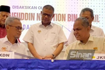 Saifuddin Nasution (tengah) semasa merasmikan Majlis Penyerahan Projek Membina Bangunan Baharu Ibu Pejabat Polis Daerah (IPD) Jeli pada Jumaat. - FOTO: SINAR HARIAN