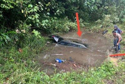 Kemalangan melibatkan Perodua Alza dan kereta Volkswagen yang dinaiki Shahrom serta Zainab yang terbabas ke dalam anak sungai di Jalan Mersing-Endau, Kampung Bukit Buruk di sini hari ini.