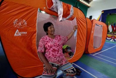 Mangsa banjir kini berlindung di dua PPS aktif iaitu di Saratok dan Tatau - Foto: Bernama