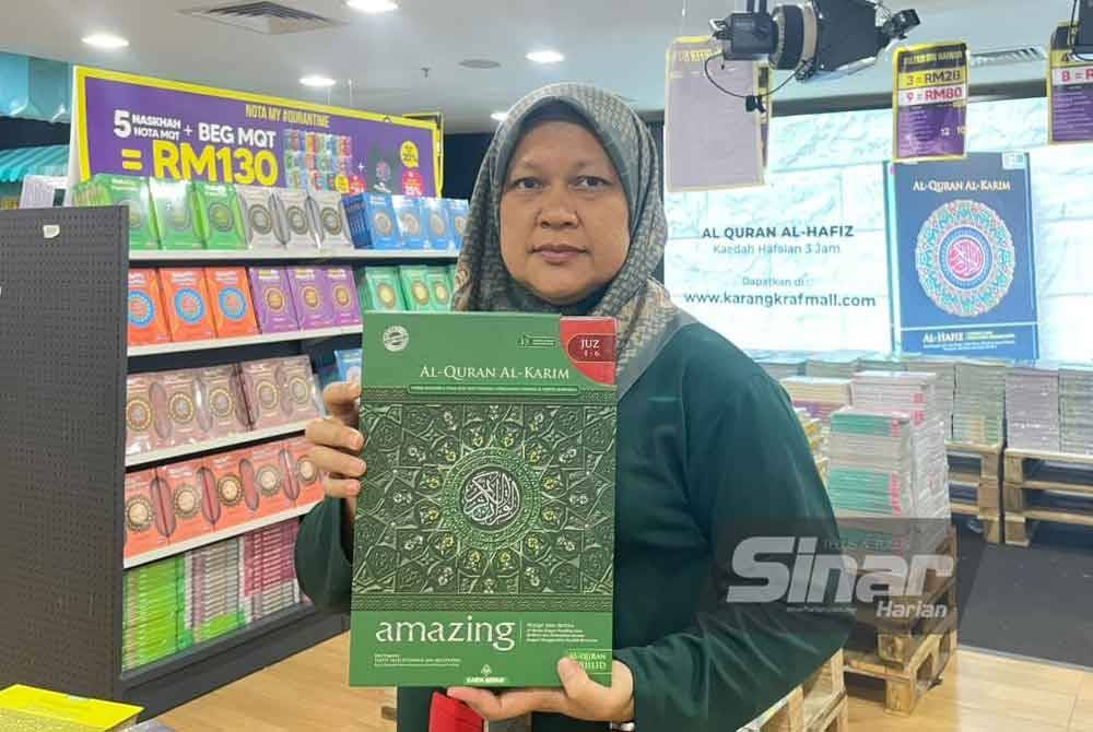 Roziana bersama al-Quran Amazing sebagai salah satu produk keluaran Grup Buku Karangkraf.