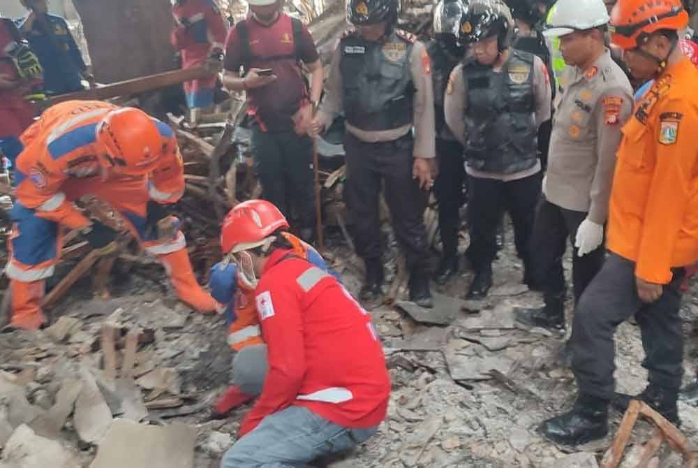 Siasatan awal mendapati kebakaran itu berpunca dari tingkat tujuh dan lapan Glodok Plaza berkenaan. - Foto Agensi