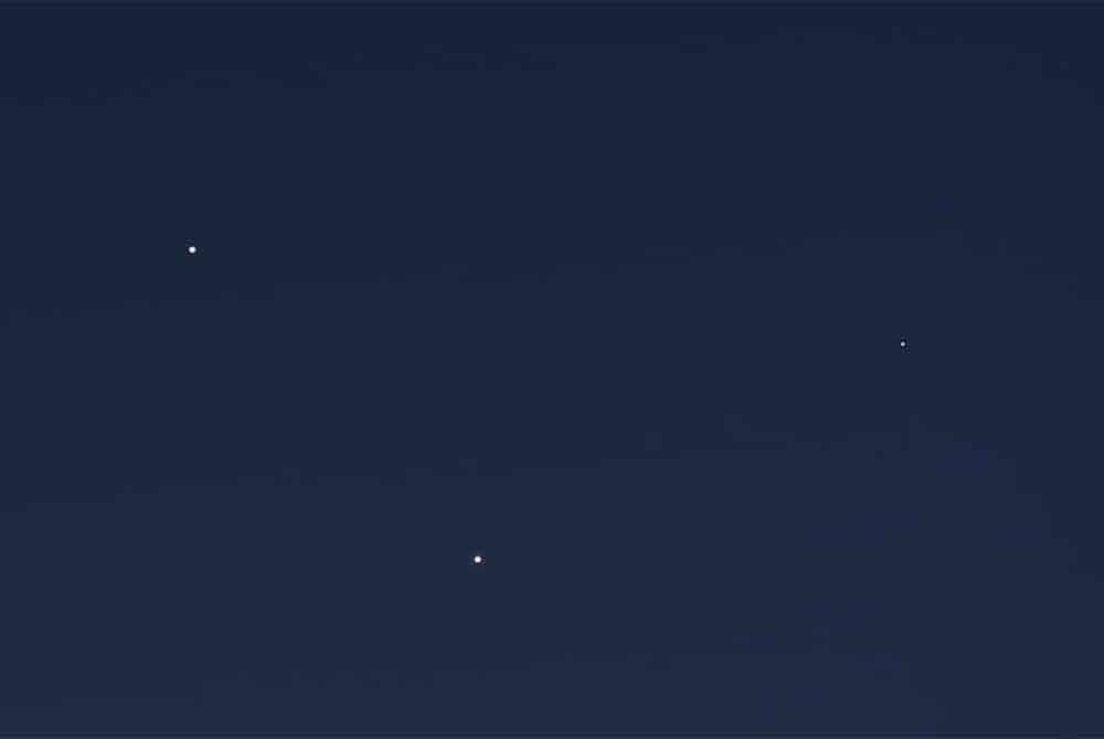 Dari bumi, planet-planet tersebut kelihatan seperti bintang yang terang.