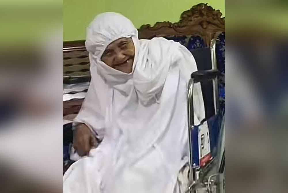 Nenek hidayah turut terhibur melihat barang yang diperoleh suaminya.