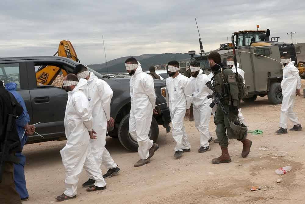 Sekumpulan pemuda Palestin yang diberkas ketika serbuan ganas di Jenin.
