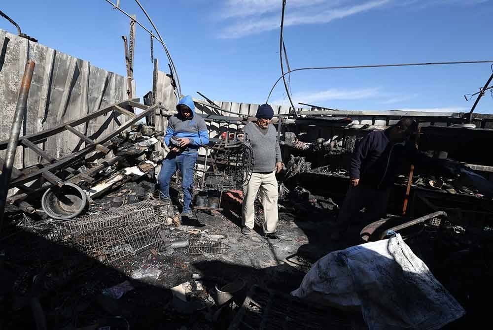 Struktur yang musnah terbakar akibat perbuatan khianat pelampau Yahudi di perkampungan Jinsafut di utara Tebing Barat.
