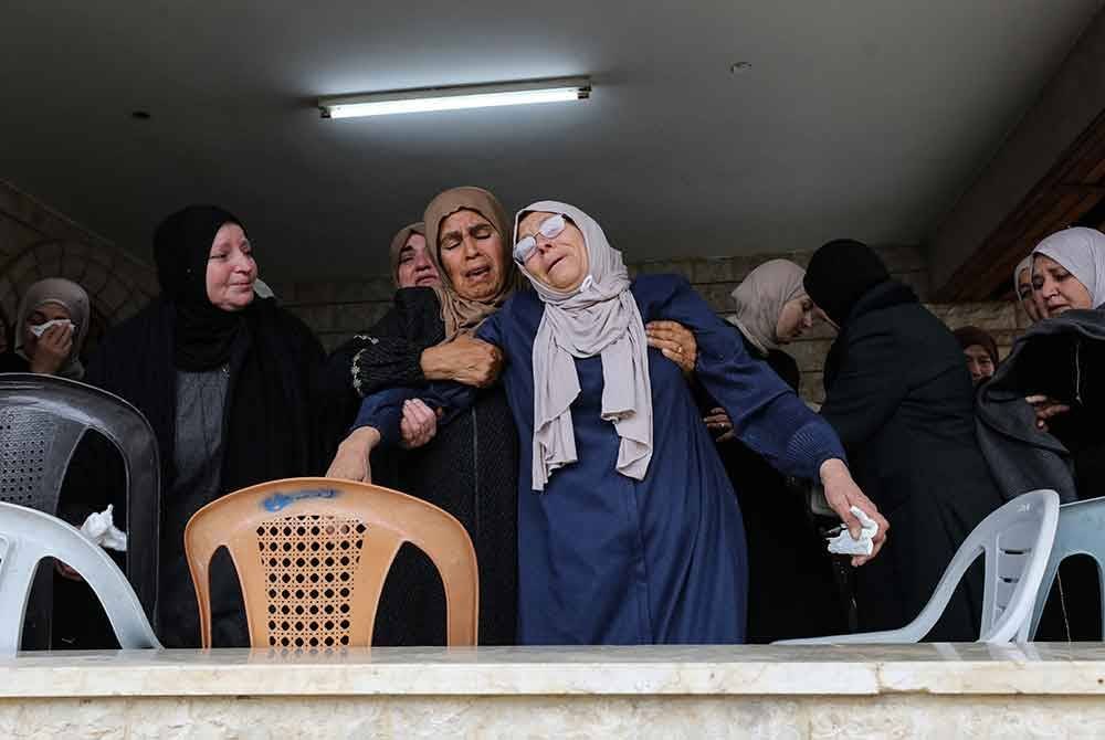 Ahli keluarga tidak dapat menahan kesedihan kerana kehilangan insan tersayang dalam serbuan ganas Zionis di barat Jenin di Tebing Barat.