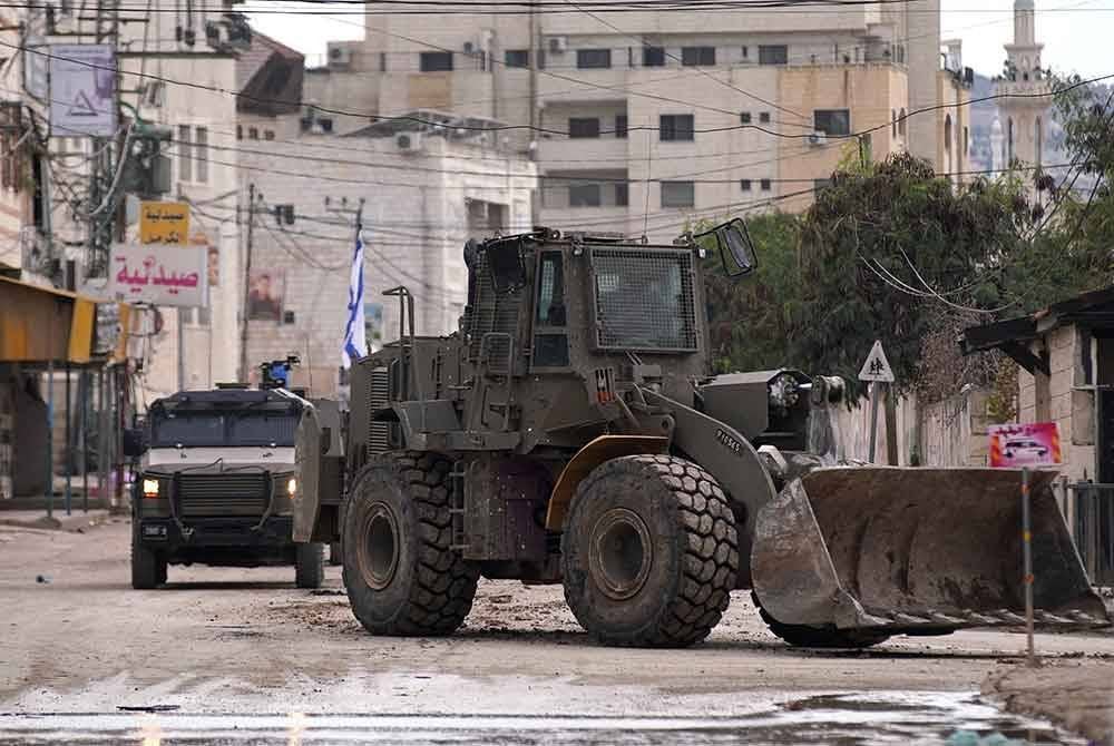 Jengkaut milik Zionis turut menyertai kempen pencerobohan tersebut.