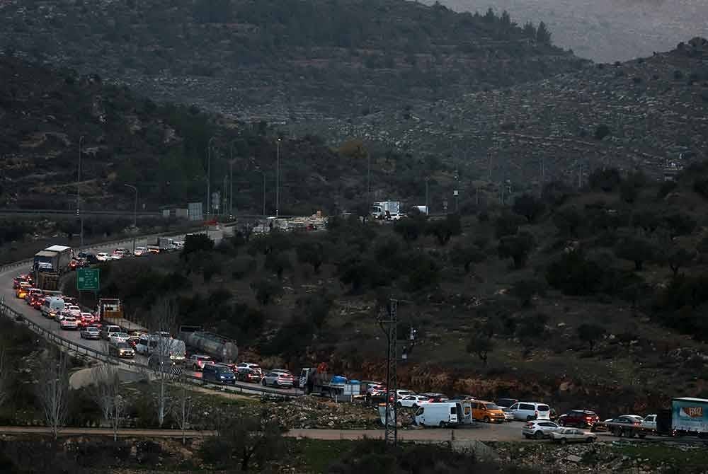 Kenderaan terpaksa beratur panjang untuk melepasi pusat pemeriksaan Israel di Tebing Barat.
