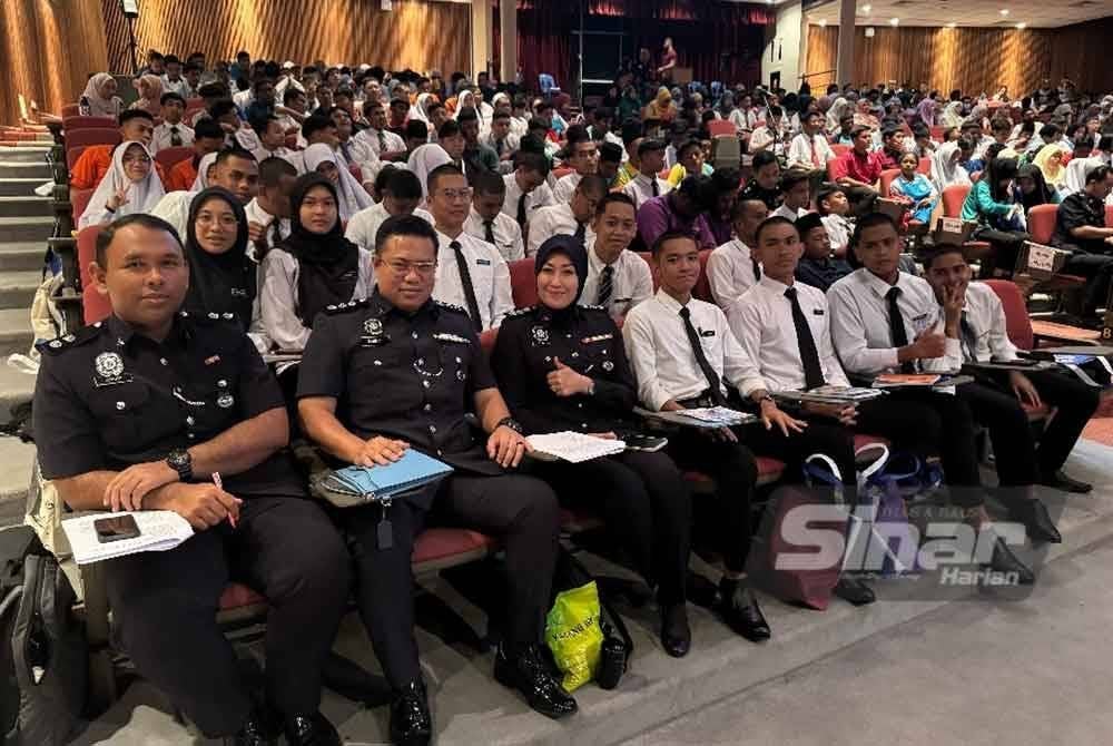 Rahmat Fitri (dua kiri) bergambar bersama rakan setugas dalam satu majlis. FOTO: SINAR HARIAN / MOHD HALIM ABDUL WAHID