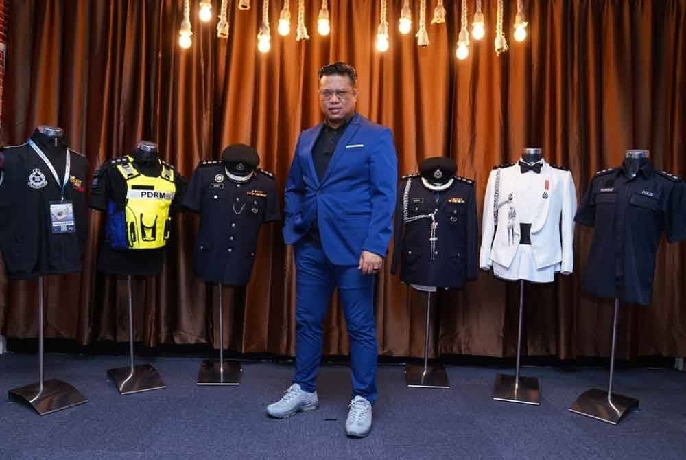 Rahmat Fitri masih menyimpan uniform PDRM miliknya. FOTO: SINAR HARIAN / MOHD HALIM ABDUL WAHID
