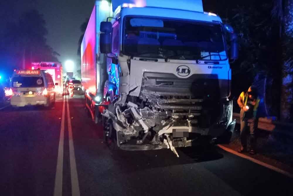 Kereta Perodua Alza yang dipandu mangsa dari Kota Bharu ke Kuala Lumpur dipercayai bertembung dengan sebuah lori 10 tan dari arah bertentangan. Foto JBPM