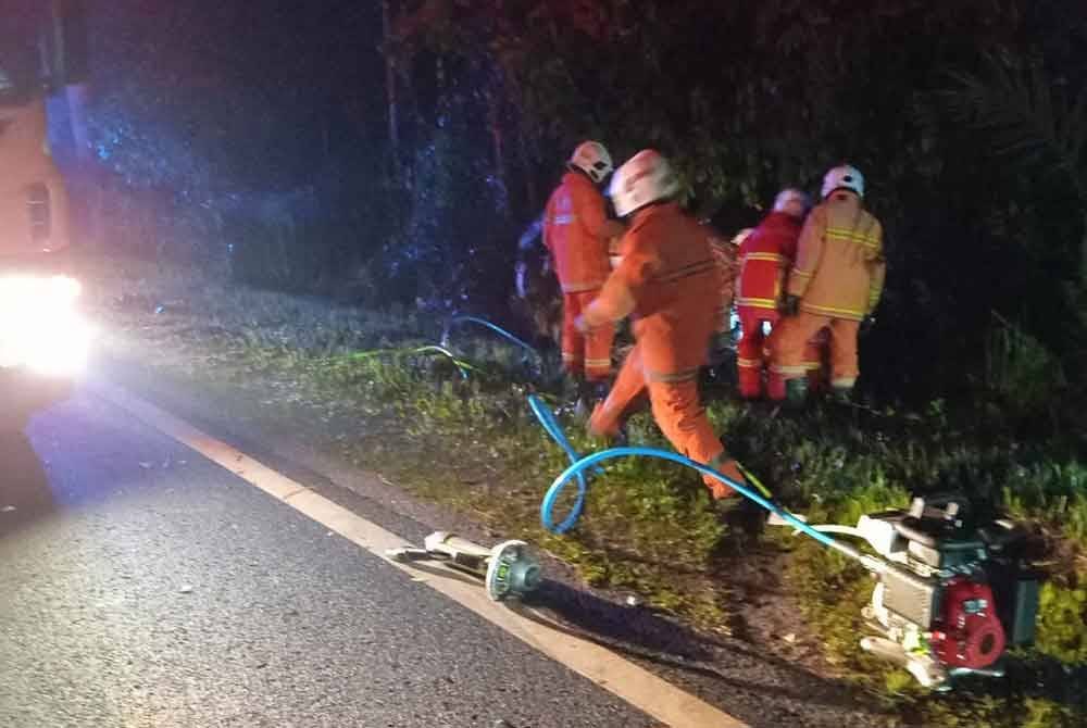 Dalam kejadian jam kira-kira 4 pagi itu, lelaki yang berusia 46 tahun maut di lokasi dikatakan akibat tersepit di bahagian pemandu. Foto JBPM
