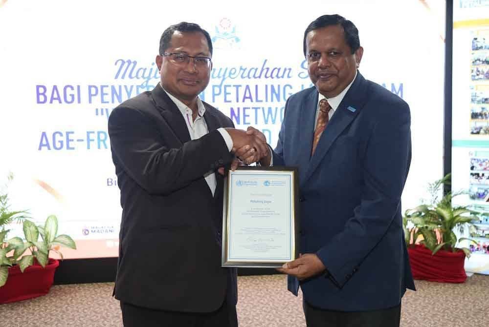 Mohamad Zahri (kiri) pada sesi penyerahan Sijil WHO GNAFCC bertempat di bilik gerakan Ibu Pejabat MBPJ pada Jumaat.