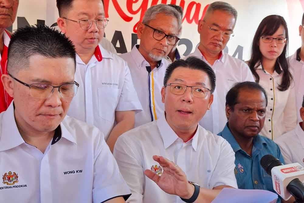 Kor Ming (duduk, tengah) dalam sidang akhbar pada Sabtu.