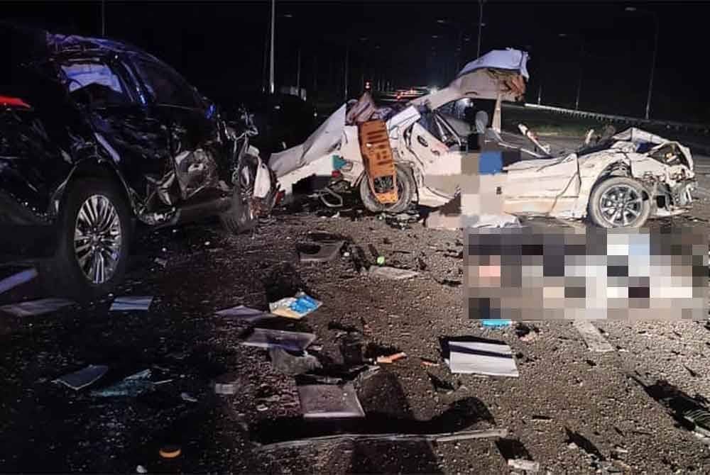 Keadaan kemalangan membabitkan sebuah kereta dan SUV di Kilometer 45, Jalan Muar-Segamat berhampiran Estate Gunung Ledang pada malam Jumaat. - Foto JBPM