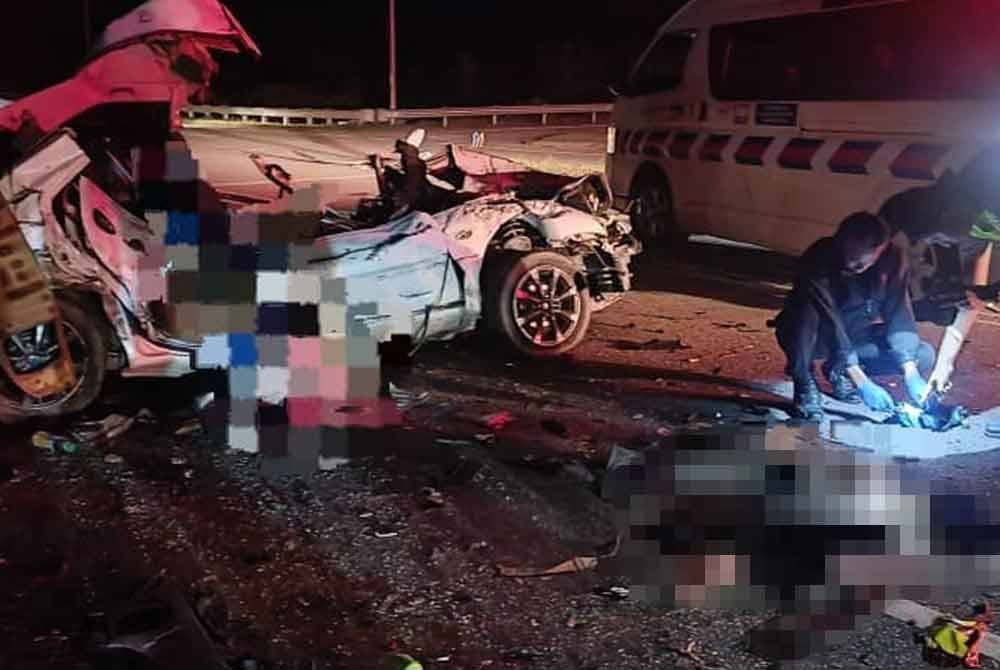 Tiga lelaki maut maut dalam nahas membabitkan dua kenderaan di Kilometer 45, Jalan Muar-Segamat berhampiran Estate Gunung Ledang, pada malam Jumaat. - Foto JBPM