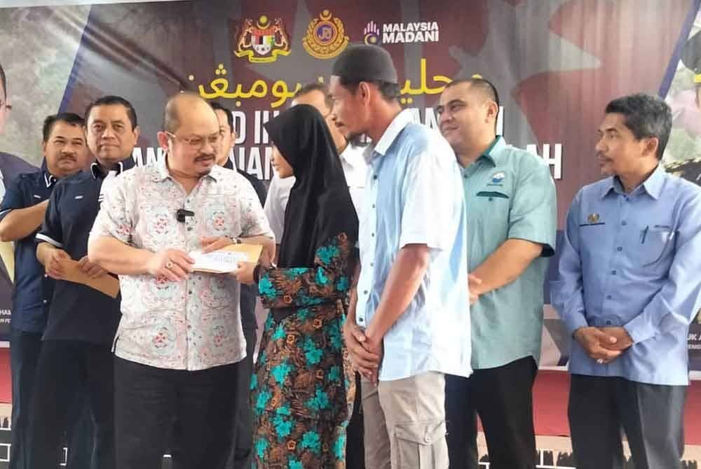 Aedy Fadly (dua dari kanan) mengiringi Shamsul Iskandar melawat resuai JPJ Program Majlis Sumbangan Skuad Ihsan Madani JPJ dan Pakaian Seragam Sekolah Kepada Mangsa Banjir pada Sabtu.