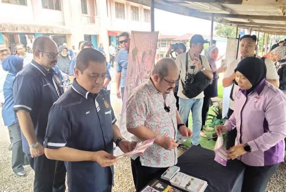 Aedy Fadly (kiri) mengiringi Shamsul Iskandar melawat resuai JPJ Program Majlis Sumbangan Skuad Ihsan Madani JPJ dan Pakaian Seragam Sekolah Kepada Mangsa Banjir pada Sabtu.