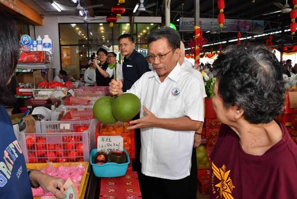 Mohd Shafie ketika melakukan tinjauan mesra sempena sambutan Tahun Baharu Cina di Tamu Lido, Kota Kinabalu.